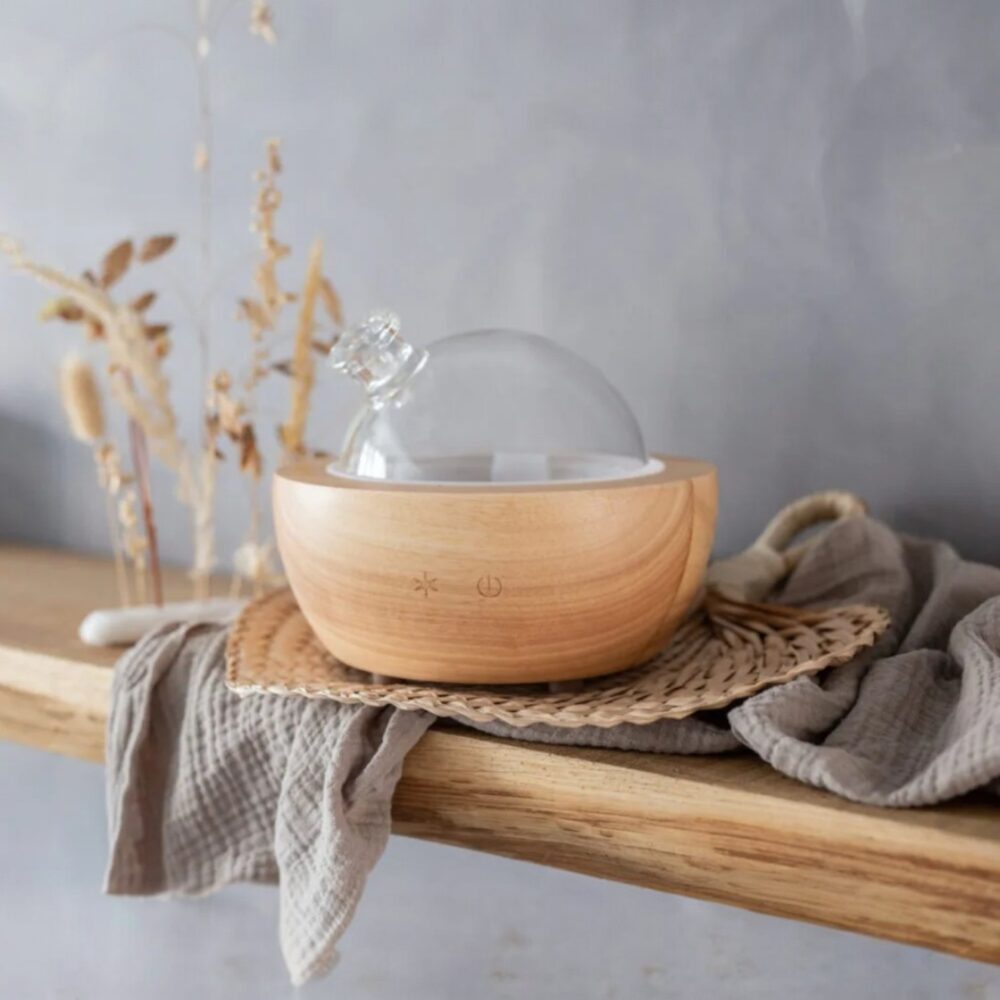 Aroma diffuser met etherische olie in een sfeervol interieur